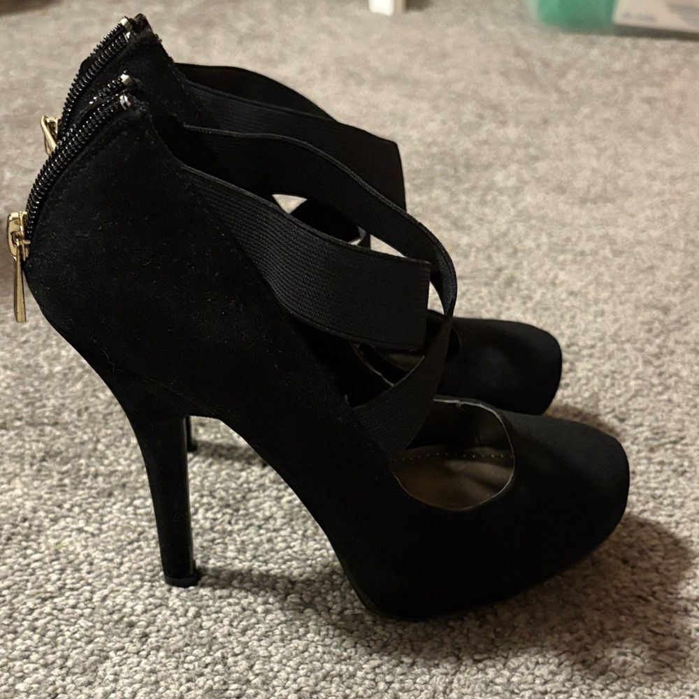 Bamboo Black velvety and elastic Women's Heels. Size 7
